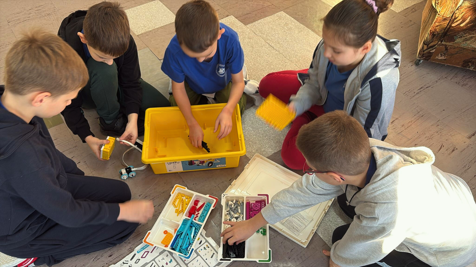 Uczniowie składają klocki Lego
