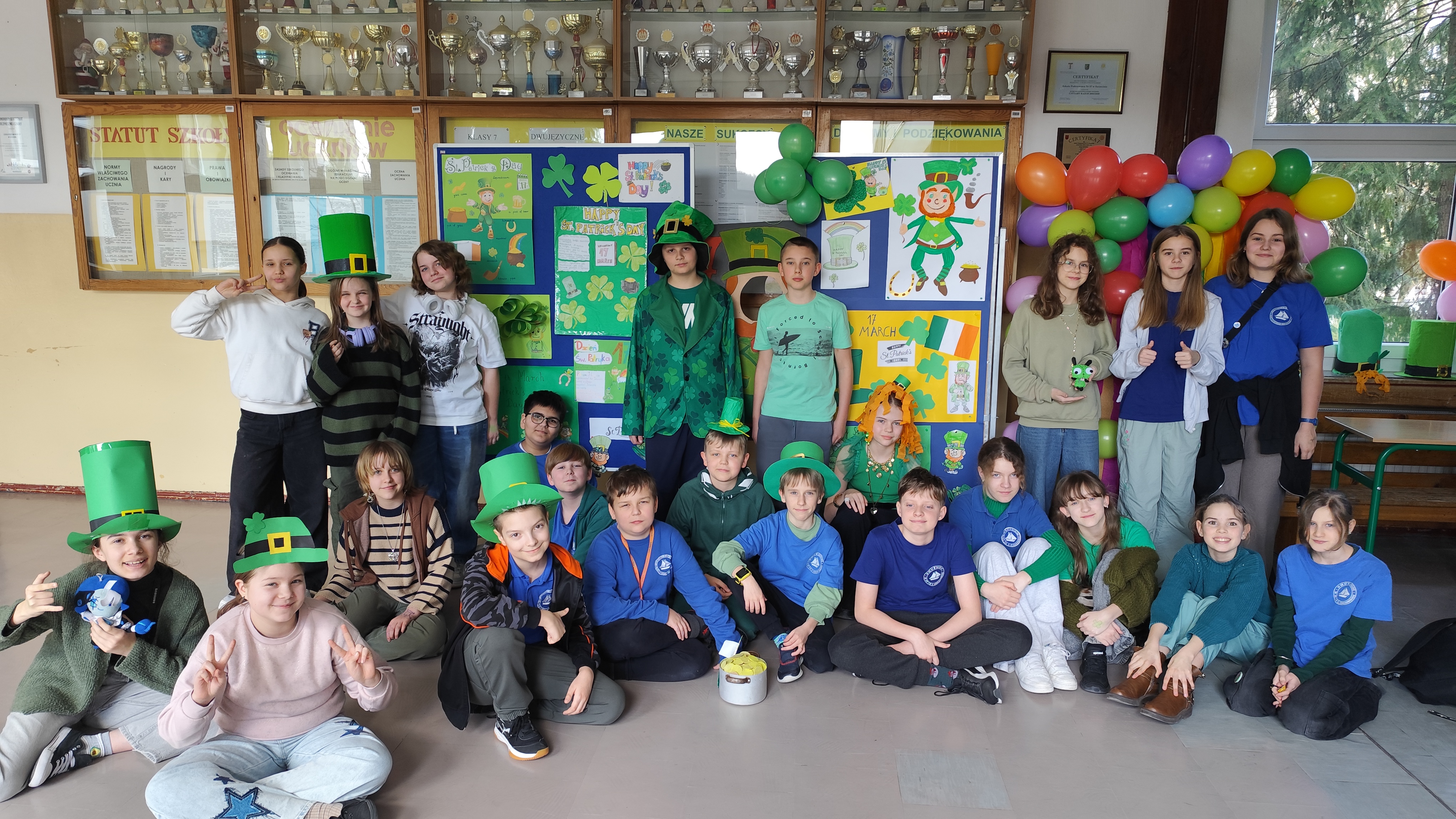 zdjęcie - uczniowie na holu szkoły