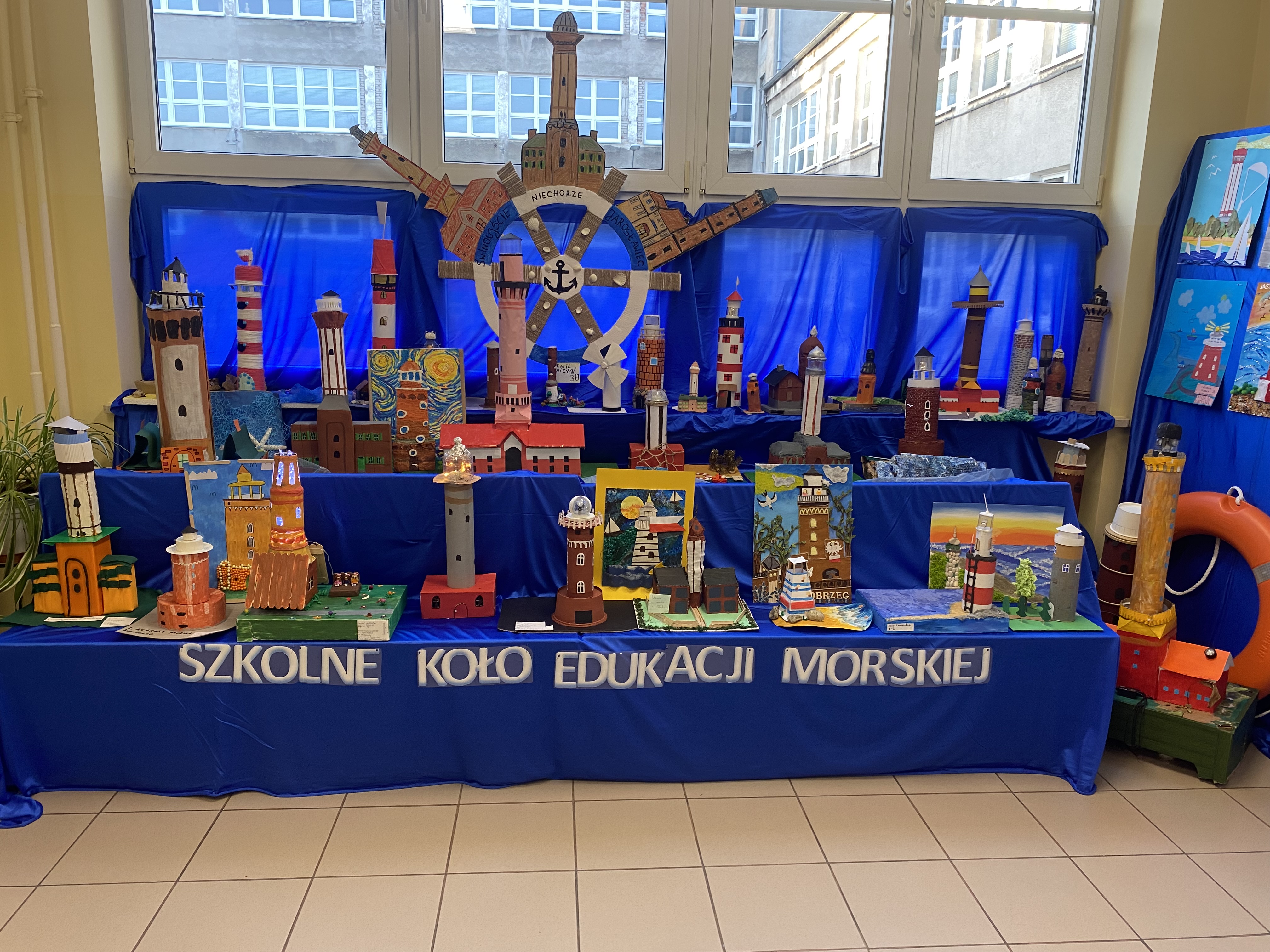 Szkolne Koło Edukacji Morskiej  - Prezentacja w holu szkoły