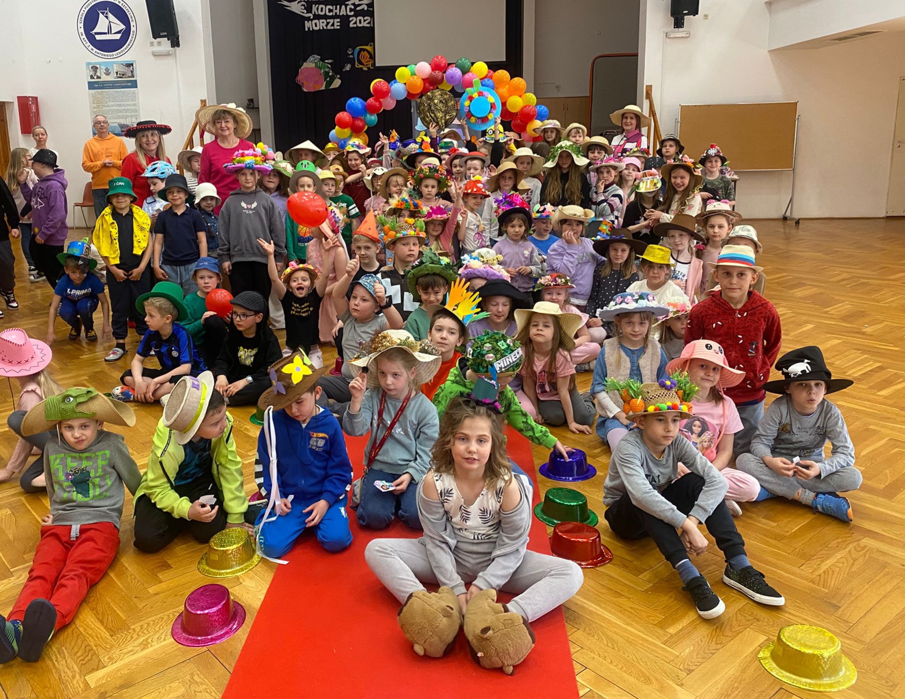Uczniowie z Panią w kapeluszach